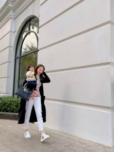 Có con gái 2 tuổi với Cường Đôla, chân dài xứ Lạng khoe dáng thon gọn, chân trắng nõn nà