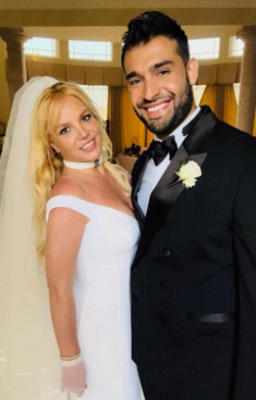 Cô dâu tuổi 40 Britney Spears diện váy cưới có chi tiết gợi cảm độc nhất vô nhị