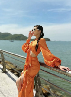 Cô giáo hot nhất showbiz khoe eo với váy lụa khi đi biển với hôn phu