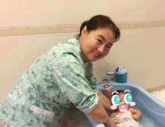 Con 2 tuổi chưa biết đi, bố mẹ đưa đến bệnh viện, bác sĩ yêu cầu: Gọi cảnh sát!