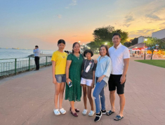 Con gái Bình Minh du lịch Singapore, ăn diện giản dị nhưng vẫn nổi bật với chiều cao gần bằng bố 1m84