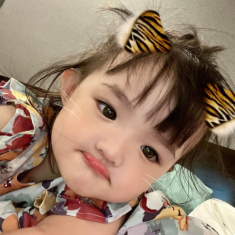 Con gái Đông Nhi Ông Cao Thắng lớn xinh như búp bê: Da trắng, môi đỏ, mắt bồ câu