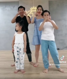 Con gái Khánh Thi Phan Hiển nhảy cực khéo, lắc hông dẻo, khi có bố mẹ thì khác hẳn