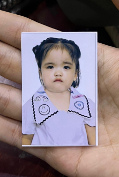 Con gái Mạc Văn Khoa chụp ảnh thẻ mặt quá nghiêm túc, nhìn sang con Cường Đôla, Ly Kute đáng yêu không kém