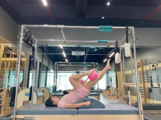 Con gái MC Diệp Chi học tiểu học cao hơn mẹ, dáng đẹp, tự đi bộ đến phòng tập giá cả triệu/buồi