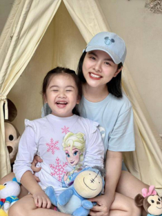 Con gái vào lớp 1 vẫn quá vô tư, Vân Trang thì lo đến không ngủ được