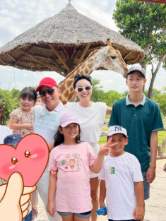Con trai Jennifer Phạm Quang Dũng tình cảm với bố dượng Đức Hải, được khen: Sao giống nhau thế!