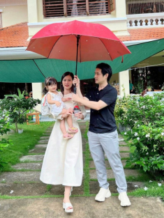 Được bố mẹ đón sau tan học, con gái Đông Nhi Ông Cao Thắng cười tươi khác hẳn gương mặt buồn bã lúc đi