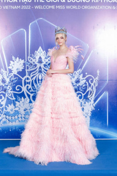 Đương kim Miss World 2019 diện đầm hồng khoe body nảy nở gửi lời chào tới Eva