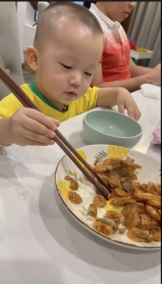 Gà cưng Vũ Khắc Tiệp ở ẩn nuôi con, tự hào bé 19 tháng tự ăn bằng đũa siêu đẳng