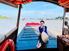 Gái miền Tây nào sang chảnh như Jennifer Phạm: Mặc áo bà ba dịu dàng nhưng xách túi mấy nghìn đô