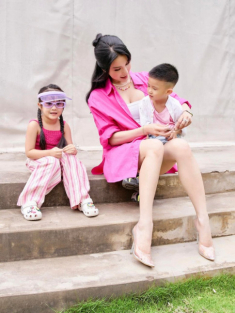 Hậu sóng gió, Diệp Lâm Anh cùng con lên đồ đồng điệu, một chi tiết chứng minh mẹ siêu anh hùng