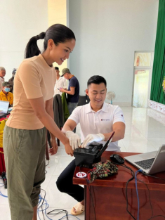H‘Hen Niê đi làm căn cước công dân xỏ dép tổ ong, ống quần cao thấp bị nói “hoa hậu lôi thôi”