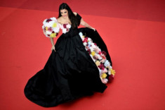 Hoa hậu đẹp nhất thế giới hóa nữ thần hoa trên thảm đỏ LHP Cannes