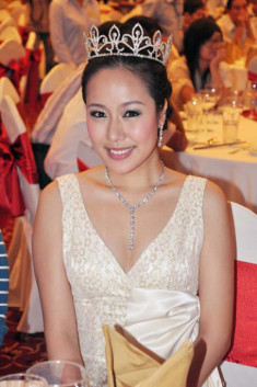 Hoa hậu quyền quý nhất Việt Nam tái xuất, diện váy thắt eo mạ vàng đẳng cấp