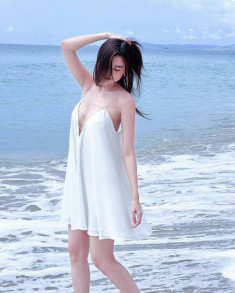 Hot girl, người đẹp Việt mặc váy lụa thay bikini đi tắm biển: Sexy hay lạc quẻ?