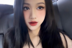 Hotgirl có nút ruồi duyên kéo trễ quần trên xế hộp, mặc gì cũng khiến đối phương loạn nhịp tim