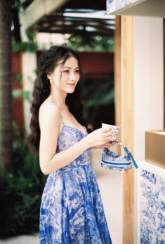 Không ồn ào showbiz, hoa hậu Bến Tre lui về làm cô giáo đan móc, xách túi tiền tỷ đầy thần thái