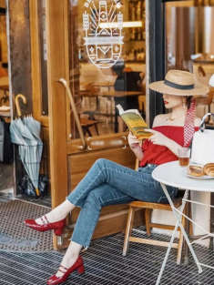 Kiểu giày được hội sành điệu phối với đủ kiểu trang phục, đã thanh lịch lại trẻ trung miễn bàn