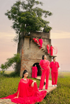 Lạ đời show diễn ít người mẫu nhất Việt Nam, sàn diễn là giữa đồng lúa