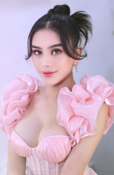 Lâm Khánh Chi mặc chiếc áo “thị phi” đón sinh nhật tuổi 44, body mẹ đơn thân trông mòn con mắt!
