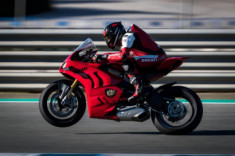 Lộ tin Ducati Panigale V4 tiết lộ những cải tiến điện tử trong năm 2023?