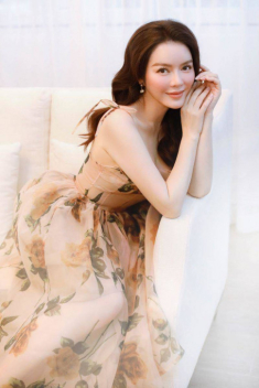 Lý Nhã Kỳ diện đồ bơi khoét hông cao khoe dáng phồn thực tuổi 40 bên siêu xe