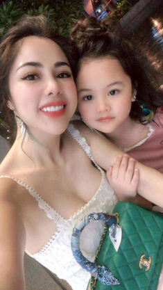 MC gợi cảm nhất VTV từng mê Đặng Văn Lâm giờ yêu trai tân kém tuổi, con gái lớn xinh như chị em với mẹ