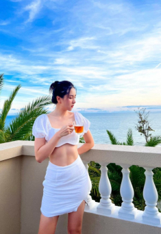 MC thời sự có vòng eo nhỏ nhất VTV “phá lệ” kín đáo, đi chơi diện áo quyến rũ