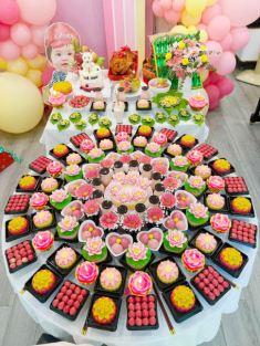 Mẹ Sài Gòn dậy từ 4h sáng làm bánh cúng thôi nôi con gái, chỉ 500 nghìn nhìn như nhà hàng sang trọng