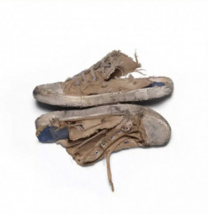 Một đôi giày như lấy ra từ bãi rác với mức giá 45 triệu đồng, bạn có chấp nhận mua?