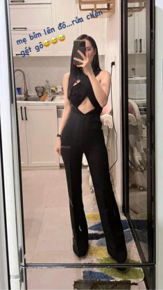 Nhã Phương “chạm mặt” vợ Mạc Văn Khoa trong cùng thiết kế khoe body “mòn con mắt”