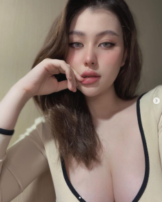 Nhập hội mẹ bỉm quyến rũ bội phần, hot girl lai Tây vẫn than thở sắm đồ nào cũng chật ngực