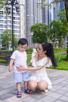 Nữ BTV đóng cảnh nóng khi chưa đủ 18 tuổi, đến 20 tuổi làm mẹ đơn thân