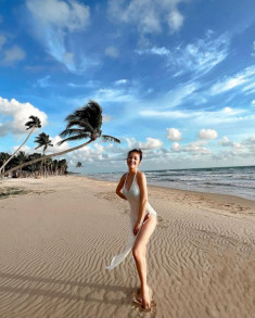 Nữ diễn viên quê Đồng Tháp mặc váy đục lỗ đi tắm biển, hack dáng nhờ chi tiết xẻ tà cao