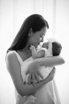 Phạm Quỳnh Anh cúng đầy đầy tháng cho con, nhìn kỹ mới thấy linh đình, không thấy bố đứa trẻ
