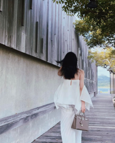 “Quỳnh búp bê” Phương Oanh mặc gì cũng sang, nổi nhất là cây đồ trắng dát thêm túi Hermes trăm triệu