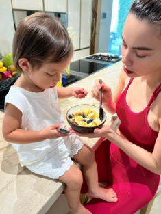 Sáng nào Hồ Ngọc Hà cũng cho con ăn hạt với sữa chua, CĐM bình luận ăn phở, xôi, bún,... vẫn hơn