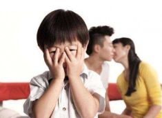 “Sao bố lại nằm đè lên mẹ?”, bố ngượng chín mặt, câu trả lời của mẹ rất đáng học hỏi