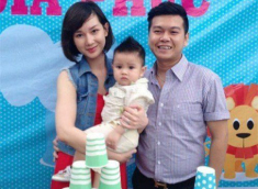 Sau gần 8 năm bố mẹ ly hôn, con trai MC Quỳnh Chi tự hào khi lần đầu được ngồi ăn cả gia đình