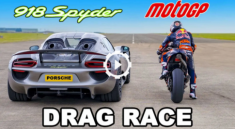 Sẽ ra sao nếu xe đua MotoGP KTM RC16 so kè cùng Super car Porsche?