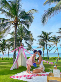Siêu mẫu Hà Anh trả lương cao thuê bảo mẫu, vẫn tranh thủ làm việc vặt để con gái thân với mẹ nhất