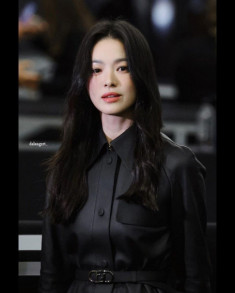 Song Hye Kyo diện đồ công sở tông đen đi dự show ở Mỹ, không lộ tí da thịt mà vẫn gợi cảm ngút ngàn