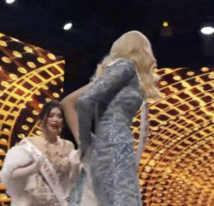 Tân Hoa hậu Thế giới vừa đăng quang đã bị tuột váy ngay trên sân khấu