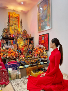 Thời trang cúng giỗ Tổ sân khấu :Khánh Vân nổi nhất với tà áo dài đỏ thắm