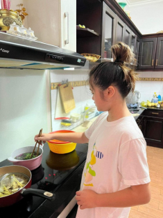 Thúy Nga tự hào con gái về Việt Nam giỏi giang hơn bên Mỹ: 11 tuổi tự đứng bếp nấu ăn, làm việc nhà