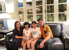 Tổ ấm hạnh phúc của Bình Minh – Anh Thơ cùng với 2 cô con gái chân dài như “siêu mẫu”.