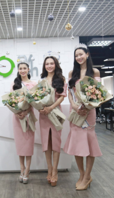 Top 3 Miss World Vietnam 2022 diện đầm hồng đổ bộ Cafe cùng Eva