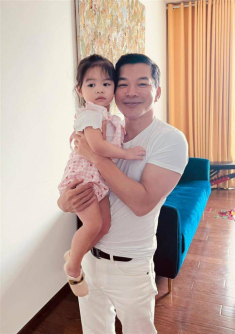 Trần Bảo Sơn gen quá mạnh, 2 con gái với mỹ nhân Trương Ngọc Ánh và bạn gái mới đều giống bố
