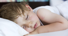 Trẻ bị nghẹt mũi khó thở khi ngủ và cách xử lý